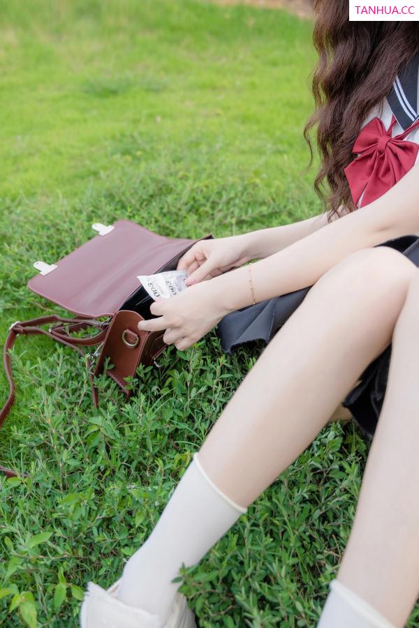   [XiuRen]高清写真图 2024.08.01 No.8948 拍黄瓜girl 制服美腿第57张图片